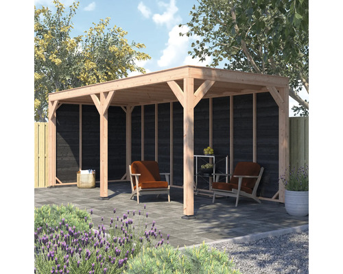 Vrijstaande houten pergola met twee stoelen en bijzettafel op een terras