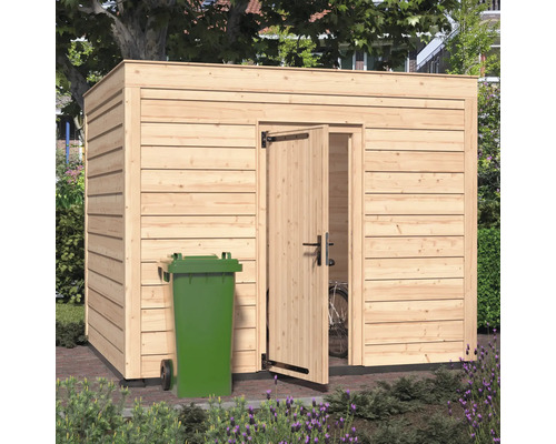 Houten tuinhuis met open deur en afvalbak in de tuin