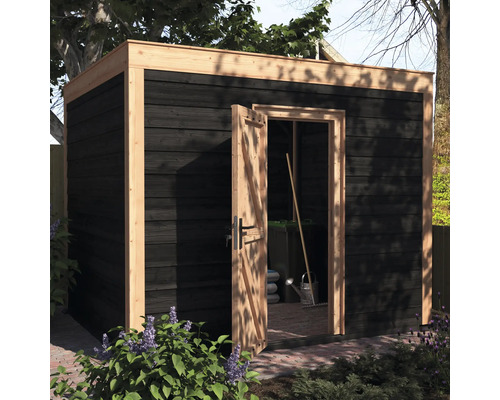 Houten tuinhuis met open deur en tuingereedschap binnen