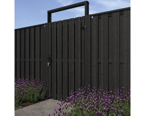 Houten schutting met poort en lavendel in de voortuin