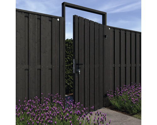 Open houten schuttingdeur met slot en sleutel en planten in de voortuin