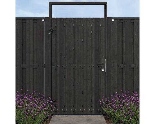 Houten schutting met afsluitbare tuinpoort en planten