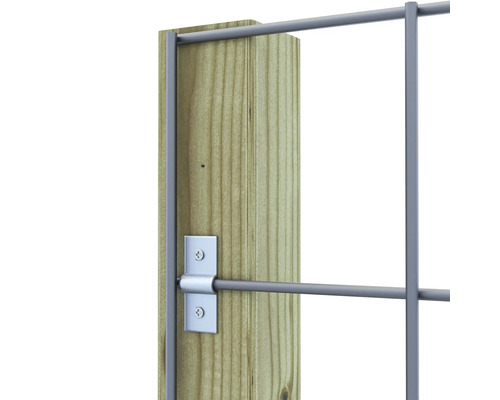 Detail van een draadhek met houten paal en bevestiging