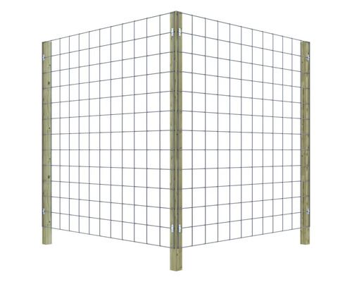 Hoekweergave van een gaashekwerk met houten palen voor erfafscheiding