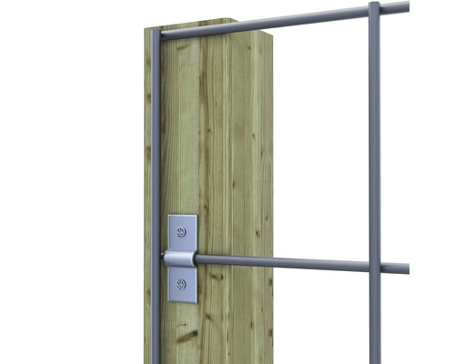 Detailopname van een schuttingelement met houten palen en metalen raster