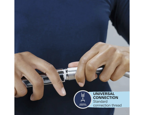 De handen van een persoon verbinden twee doucheslangen. Universele aansluiting met standaard aansluitdraad.