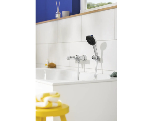 Bad met kraan en handdouche in de badkamer