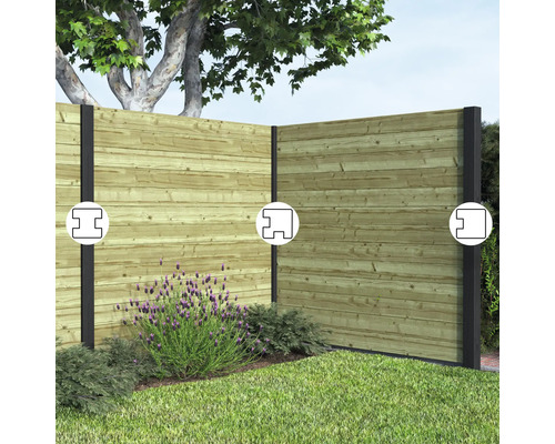 Houten schutting met metalen palen in de tuin