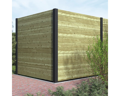 Houten schutting met palen in de tuin