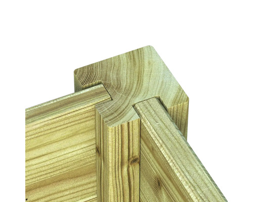 Detailopname van een hoek van een houten verhoogde tuinbak