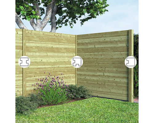 Houten schutting met messing en groef in de tuin