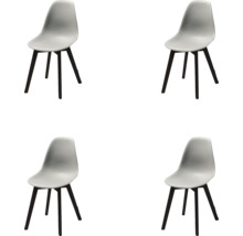 Vier stoelen met kunststof zitting en houten poten