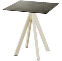 Vierkante tafel met stenen blad en drie poten