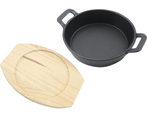 Gietijzeren braadpan met houten onderzetter