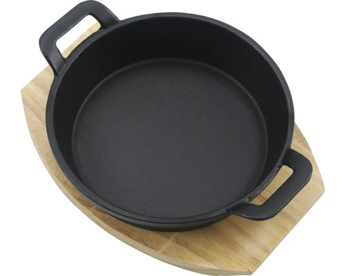 Gietijzeren pan op houten plank