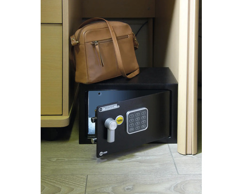 Geopende zwarte kluis met cijfercode en bruine handtas