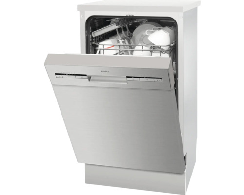 Vaatwasser met open deur en vaatwerk binnenin