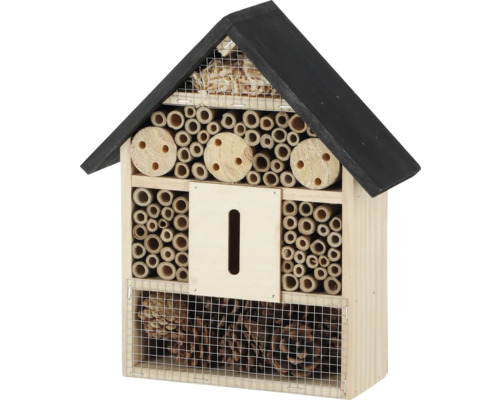 Houten insectenhotel met diverse vulmaterialen ter bevordering van de biodiversiteit
