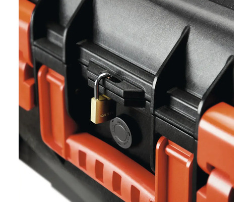 Detail van een transportkoffer met hangslot om de inhoud te beveiligen.