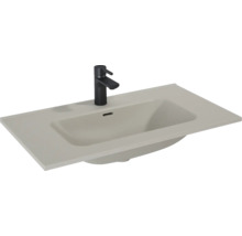 Wastafel met zwarte kraan