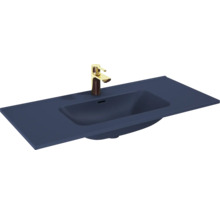 Donkerblauwe wastafel met gouden kraan voor de badkamer