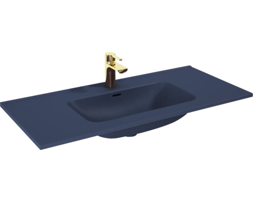 Donkerblauwe wastafel met gouden kraan voor de badkamer