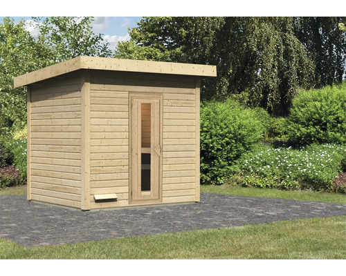 Houten sauna met glazen deur in de tuin