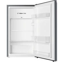 Geopende koelkast met planken en vershoudzone