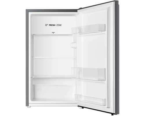 Geopende koelkast met planken en vershoudzone