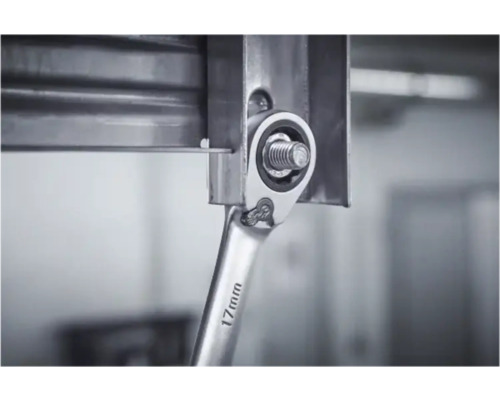 Een 17 millimeter moersleutel draait een schroef vast.