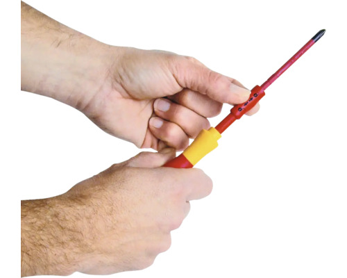 Hand houdt schroevendraaier vast