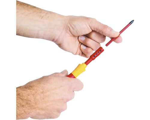 Een man verwisselt de punt van een schroevendraaier.