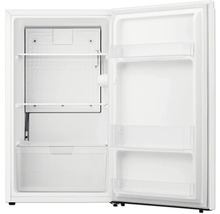 Interieur van een witte koelkast met open deur