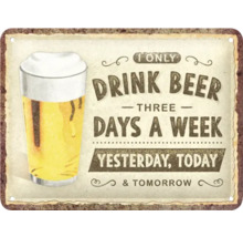 Metalen bord met de tekst: Ik drink maar drie dagen per week bier: gisteren, vandaag en morgen.
