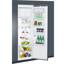 Geopende koelkast gevuld met eten