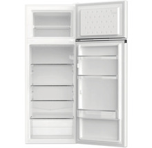 Geopende koelkast met vriesvak en meerdere legplanken.