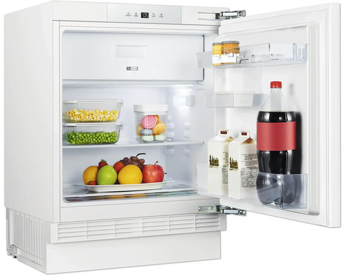 Geopende inbouwkoelkast met levensmiddelen op de planken