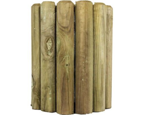 Houten rolomheining van afgeronde houten palen