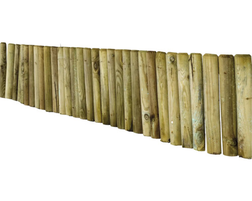 Houten hek gemaakt van ronde palen