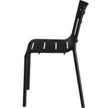 Zwarte tuinstoel met lattenbodem in zijaanzicht