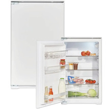 Witte inbouwkoelkast met open deur en levensmiddelen