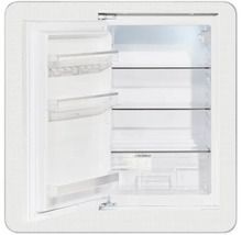 Open koelkast met glazen planken