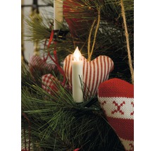 Versierde kerstboom met LED-kaars en hartvormige hangers