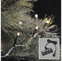 Lichtsnoer met aansluitkabel op een versierde kerstboom