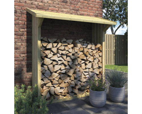 Houtopslag met houtblokken voor een bakstenen muur