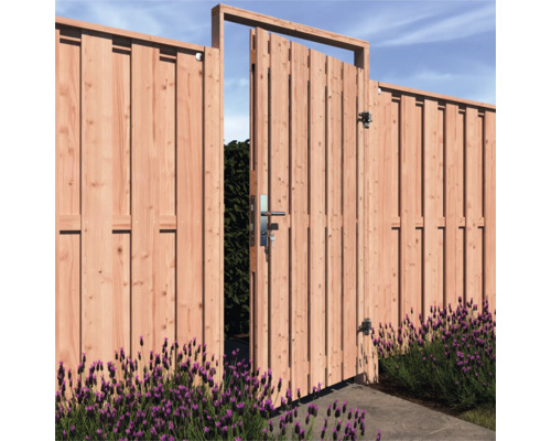 Houten schutting met open tuinpoort en afsluitbare handgreep