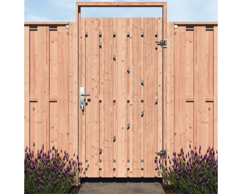 Houten schutting met deur en metalen beslag