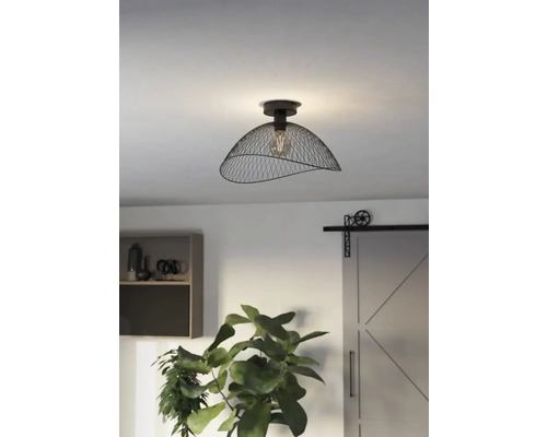Plafondlamp met draadkap in kamer gemonteerd