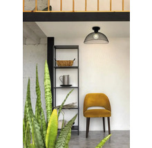Interieur met plank, stoel en hanglamp