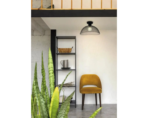 Interieur met plank, stoel en hanglamp